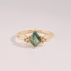 14K Moss Agate Kite Celtic Ring, Aquatic Green Agate Promise Ring, Solid Gold Solitaire Engagement Ring, Womens Unique Anniversary Ring