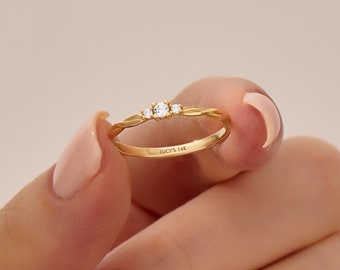 Anillo de solitario retorcido mínimo de diamantes de oro de 14k, anillo de compromiso delicado para mujeres, anillo de promesa de diamantes diminutos, anillo nupcial pequeño de oro macizo