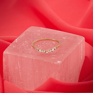14k Gold Minimalist Diamant gebogener Ehering, zierlicher Stapelring für Frauen, dünner verschachtelter Naturdiamantring, passender Ring aus massivem Gold Bild 7