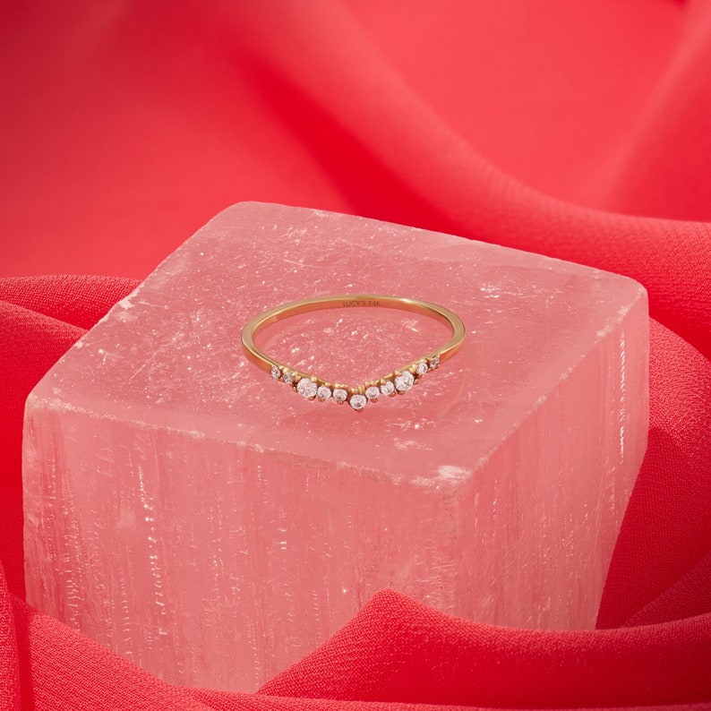 14k Gold Minimalist Diamant gebogener Ehering, zierlicher Stapelring für Frauen, dünner verschachtelter Naturdiamantring, passender Ring aus massivem Gold Bild 7