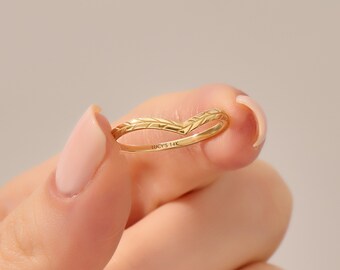Pfeil Chevron Ring, 14k Solid Gold gebogener Ehering Frauen, zierlicher Stapelring, V förmiger Kontur Goldring, minimalistischer geometrischer Ring