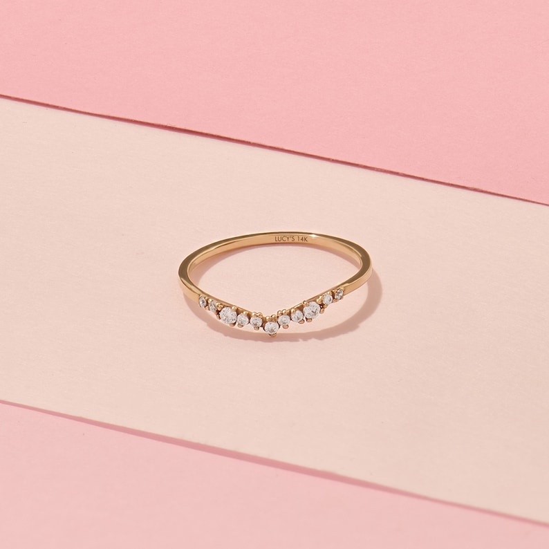 14k Gold Minimalist Diamant gebogener Ehering, zierlicher Stapelring für Frauen, dünner verschachtelter Naturdiamantring, passender Ring aus massivem Gold Bild 5