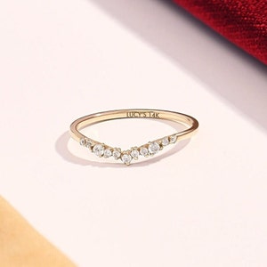 14k Gold Minimalist Diamant gebogener Ehering, zierlicher Stapelring für Frauen, dünner verschachtelter Naturdiamantring, passender Ring aus massivem Gold Bild 6