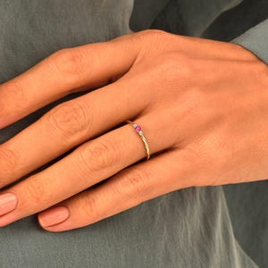 Ruby Ring, 14K Solid Gold Twisted Ruby Ring for Women, Dainty Pink Gemstone Band, Small July Birthstone Ring, Thin Stacker imagem 4