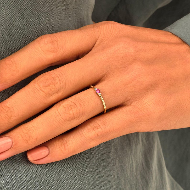 Ruby Ring, 14K Solid Gold Twisted Ruby Ring for Women, Dainty Pink Gemstone Band, Small July Birthstone Ring, Thin Stacker imagem 4