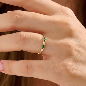 Emerald Baguette Wedding Band, Solid Gold Emerald Ring, Green Emerald Stackable Ring, Emerald Diamond Ring, Gift for Wife, Her, Mom