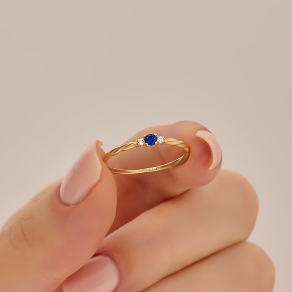 Saphir Minimal Solitär Ring | Twist Versprechen Ring aus 585er-Gold | Zwei kleine Geburtsstein Ring | Geflochtener Blauer Edelstein Ring Damen