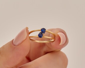 Anillo de compromiso de zafiro de vástago dividido / Anillo de declaración único de oro sólido de 14 k / Anillo de piedra preciosa azul en forma de pera / Dos anillos de piedra pequeños para mujeres