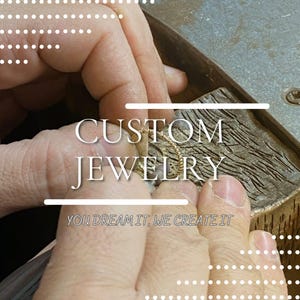 Könnte beinhalten: Nahaufnahme der Hände eines Juweliers, der an einem individuellen Schmuckstück arbeitet. Der Text "CUSTOM JEWELRY" wird über den Händen angezeigt, und der Text "YOU DREAM IT, WE CREATE IT" wird unter den Händen angezeigt.