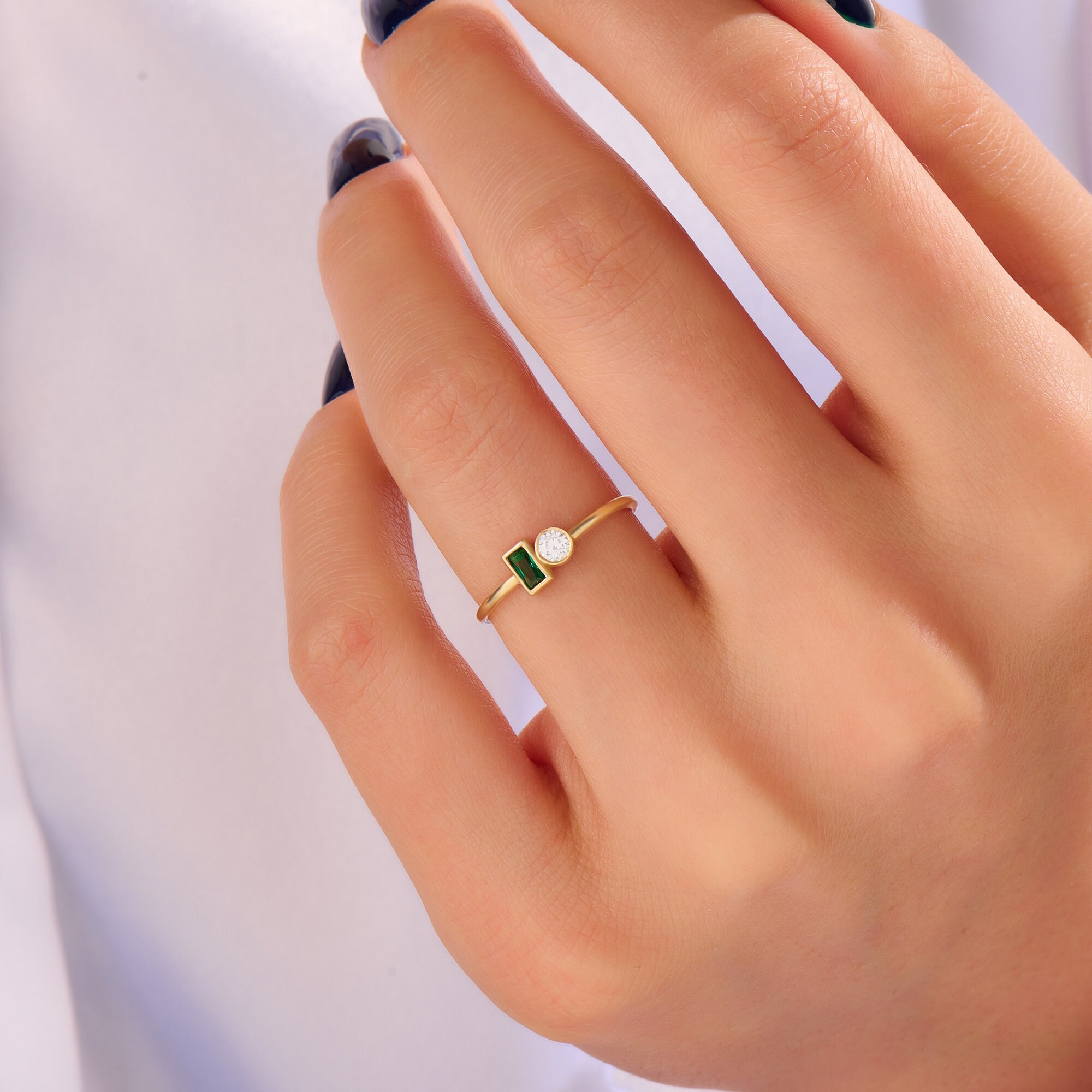 Emerald ring 2024 with two diamonds
