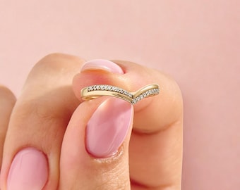 14K Solid Gold Pavé Diamond Chevron Wedding Band – V Shaped Ring