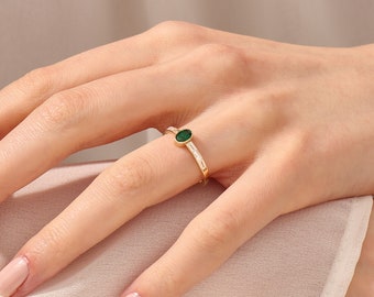 Conjunto de bisel Anillo esmeralda vintage / Anillo de compromiso ovalado pequeño de oro sólido de 14 k / Anillo de piedra preciosa verde profundo para mujeres / Anillo de solitario minimalista de oro