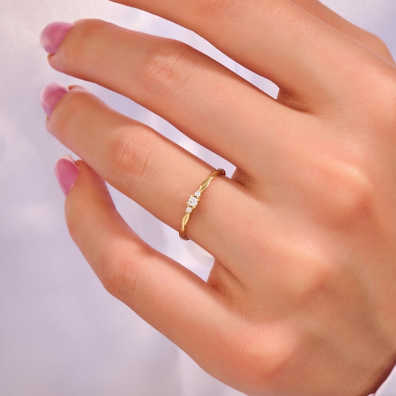 14k Gold Diamant Minimal Twisted Solitärring, zierliche Verlobungsring Frauen, winziger Diamant Versprechensring, kleiner Brautring aus Massivgold Bild 1