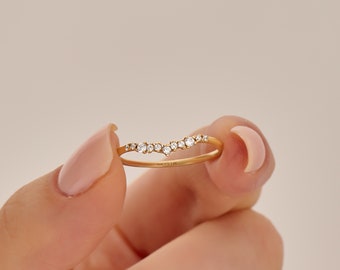 14k Gold Minimalist Diamant gebogener Ehering, zierlicher Stapelring für Frauen, dünner verschachtelter Naturdiamantring, passender Ring aus massivem Gold