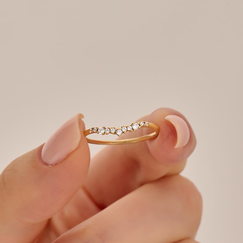 14k Gold Minimalist Diamant gebogener Ehering, zierlicher Stapelring für Frauen, dünner verschachtelter Naturdiamantring, passender Ring aus massivem Gold Bild 1