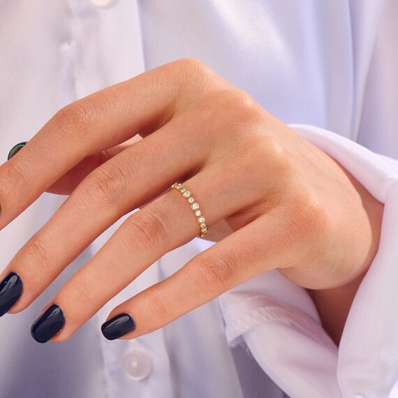Bezel outlet stacking ring