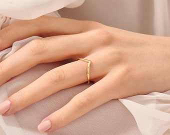 14k Gold Wishbone Ring, Solid Gold Chevron Stapelring, gebogener Ehering, V-förmiger Damenring, stapelbares dünnes Goldband, Konturring