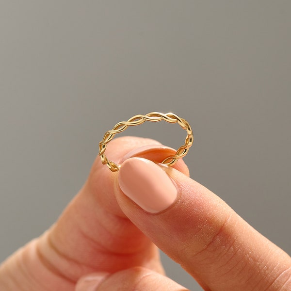 CLASSIC GOLD TWISTED THIN BAND RING main image 0