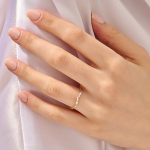 14k Gold Minimalist Diamant gebogener Ehering, zierlicher Stapelring für Frauen, dünner verschachtelter Naturdiamantring, passender Ring aus massivem Gold Bild 4