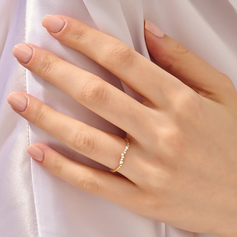 14k Gold Minimalist Diamant gebogener Ehering, zierlicher Stapelring für Frauen, dünner verschachtelter Naturdiamantring, passender Ring aus massivem Gold Bild 4