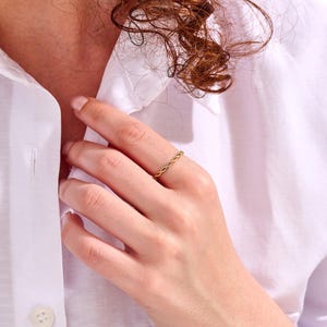 10K Gold Ring, Solid 10K Gold Twist Ring, Dainty Twist Stacking Band for Women, 10K Rope Ring, Gold Twist Band imagen 7