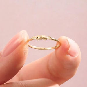 14K massief bladgoudvormige ring, minimalistische op de natuur geïnspireerde trouwring, sierlijke botanische stapelring, unieke handgemaakte sieradencadeau