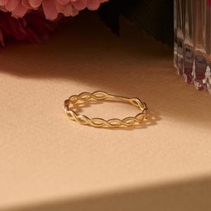 10K Gold Ring, Solid 10K Gold Twist Ring, Dainty Twist Stacking Band for Women, 10K Rope Ring, Gold Twist Band imagen 6