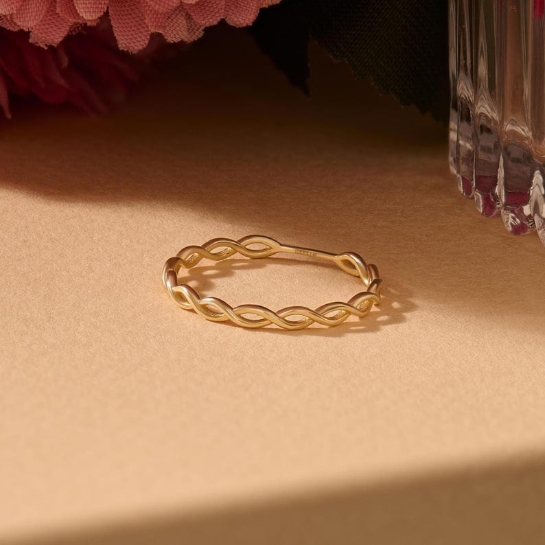 10K Gold Ring, Solid 10K Gold Twist Ring, Dainty Twist Stacking Band for Women, 10K Rope Ring, Gold Twist Band imagen 6