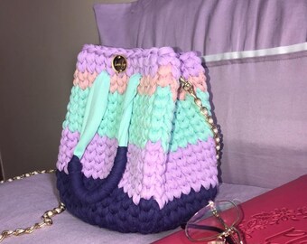 Crochet handbags made with knitted yarn with leather details