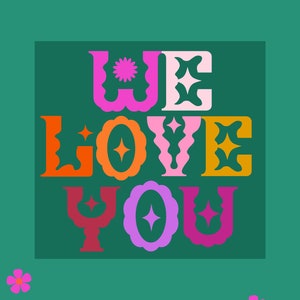 以下が含まれることがあります： レトロなスタイルで「WE LOVE YOU」と書かれたカラフルなグラフィックデザイン。文字は異なる色で、波打つようなギザギザの縁取りがされています。デザインには小さな星と花が描かれています。