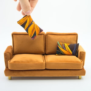Miniatur Samtsofa, handgefertigte Miniatur für die Puppenstube, Puppenhaus Couch, moderne Miniatur