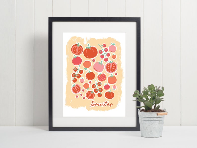 Pu&ograve; includere: Una stampa incorniciata con un'illustrazione colorata di pomodori su uno sfondo pesca. La stampa ha la parola "Tomates" scritta in basso.