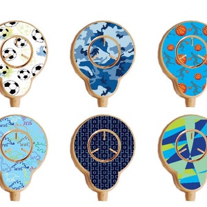 Könnte beinhalten: Sechs verschiedene Designs von runden, blau-weißen bedruckten Aufklebern für ein medizinisches Gerät. Die Aufkleber zeigen eine Vielzahl von Mustern, darunter Tarnmuster, Basketbälle, Fußbälle und geometrische Muster. Die Aufkleber sind so konzipiert, dass sie auf ein medizinisches Gerät wie einen kontinuierlichen Blutzuckermessgerät angebracht werden.