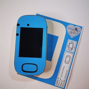 Op de afbeelding: Een blauwe telefoonhoes met een zwart scherm en een zwarte knop aan de onderkant. De hoes ligt op een blauwe en witte stickervel met instructies voor het aanbrengen van de hoes. De stickervel heeft de tekst "DeAmelija Stickers" en "Aufkleber für: Phonak Roger Touchscreen-Mikrofon".