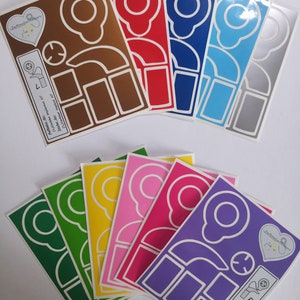 以下が含まれることがあります： 蝸牛インプラント用のカラフルなビニールステッカー10枚セット。ステッカーは、赤、青、緑、黄、ピンク、紫、銀など、さまざまな色があります。ステッカーは、蝸牛インプラントを覆うように設計されており、側面に小さな長方形が付いた円形をしています。ステッカーには、画像に「Cochlear Implants NT」と「Cochlear Implants N」とラベル付けされています。