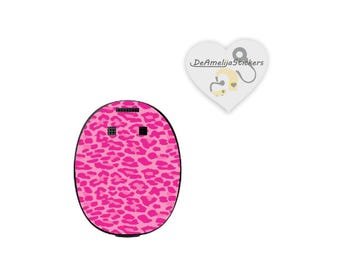 Può includere: Adesivo per la pelle con stampa leopardata rosa per un apparecchio acustico. L'adesivo è di forma ovale e presenta una stampa leopardata rosa. L'adesivo è progettato per essere applicato all'apparecchio acustico.