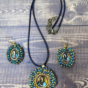 Virgen de Guadalupe Medalla Bordada y Aretes
