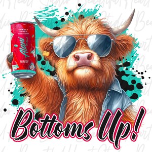 Könnte beinhalten: Digitale Illustration einer Hochlandkuh mit Sonnenbrille und Jeansjacke, die eine rote Alani Energy-Dose hält. Der Text "Bottoms Up!" ist in einer kräftigen, stilisierten Schrift dargestellt. Der Hintergrund zeigt türkisfarbene und schwarze Farbspritzer.