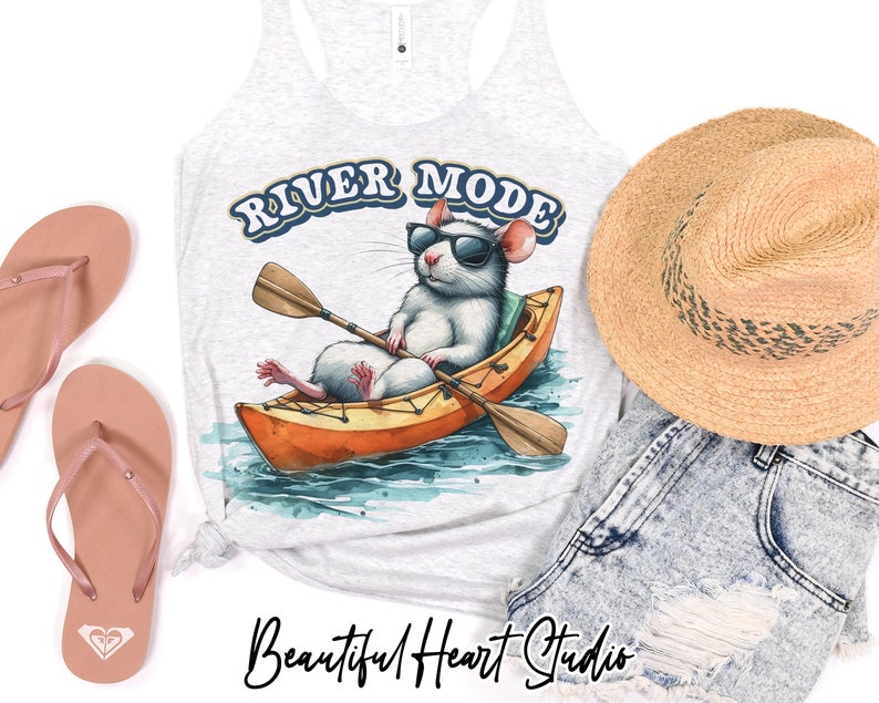 K&ouml;nnte beinhalten: Hellgraues Tanktop mit einer Grafik einer wei&szlig;en Ratte mit Sonnenbrille, die Kajak f&auml;hrt. Der Text "RIVER MODE" steht &uuml;ber der Ratte. Die Worte "Beautiful Heart Studio" sind unten in Kursivschrift geschrieben.