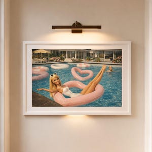 スリム・アーロンズ風プールアートプリント – フロートに浮かぶレトロシックな人形 – ミッドセンチュリーの夏の華やかな壁飾り