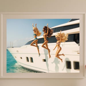 Poster Barbiecore Yacht ispirato a Slim Aarons - Stampa estiva retrò glamour / Decorazione murale di lusso per ragazze per armadio, toeletta o ufficio
