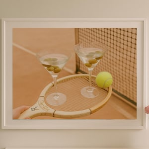 Stampa Tennis Court Martini / Arte glamour retrò / Decorazione murale Cocktail e sport / Poster estivo di ispirazione vintage
