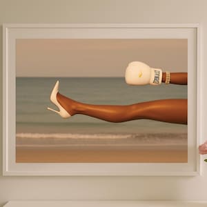 Poster di boxe femminile - Elegante stampa da spiaggia con tacchi alti e guanti, decorazione da parete sportiva chic, stampa di moda energizzante, stile Barbiecore di lusso