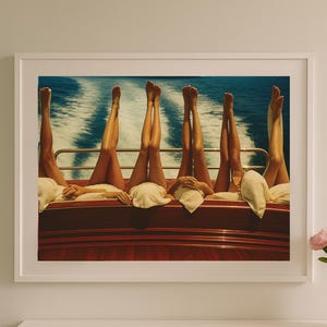 Puede incluir: Una impresión enmarcada que presenta seis pares de piernas levantadas, descansando sobre almohadas a bordo de un barco. La imagen captura un momento de ocio con un fondo de agua azul y una estela.