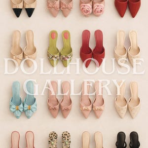 Puede incluir: Colecci&oacute;n de zapatos de tac&oacute;n para mujer en varios colores: beige, rosa, rojo y negro. Algunos zapatos presentan lazos, adornos florales o dise&ntilde;os estampados. Se aprecia el texto "DOLLHOUSE GALLERY".