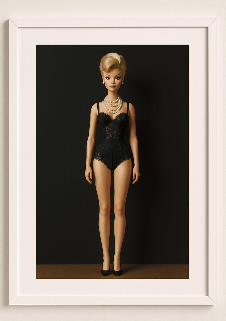 K&ouml;nnte beinhalten: Gerahmtes Bild einer Puppe in einem schwarzen Spitzen-Body und einer Perlenkette. Die Puppe hat blondes Haar, das zu einer Hochsteckfrisur gestylt ist, und tr&auml;gt schwarze Abs&auml;tze. Der Hintergrund ist schwarz.