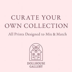 K&ouml;nnte beinhalten: Blassrosa Grafik mit dem Text "CURATE YOUR OWN COLLECTION" und "All Prints Designed to Mix & Match". Darunter eine Strichzeichnung eines Hauses mit einer Schleife und den Worten "DOLLHOUSE GALLERY".