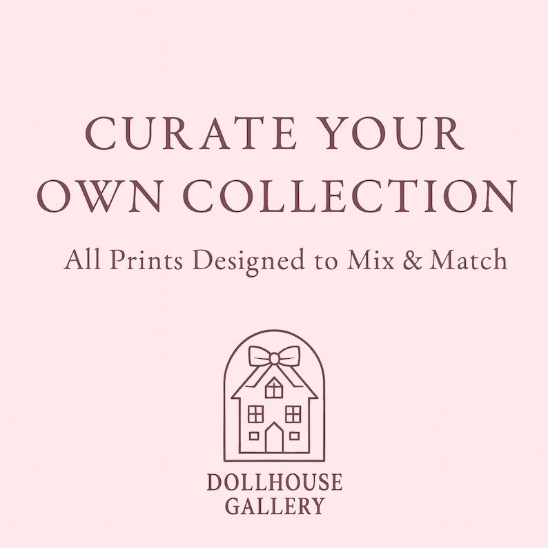 K&ouml;nnte beinhalten: Blassrosa Grafik mit dem Text "CURATE YOUR OWN COLLECTION" und "All Prints Designed to Mix & Match". Darunter eine Strichzeichnung eines Hauses mit einer Schleife und den Worten "DOLLHOUSE GALLERY".