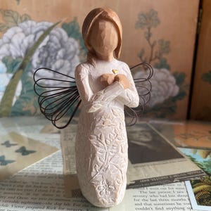 Willow Tree &quot;Remembrance&quot; Hands Over Heart Angel Figurine Susan Lordi 2010