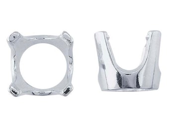 Könnte beinhalten: Zwei silberne Metallfassungen für einen quadratischen Edelstein. Eine Fassung ist ein einfacher quadratischer Rahmen, die andere ist eine Krappenfassung.